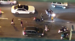 شاهد: راكب دراجة يعتدي على سائق مركبة في مفرق "هشالوم" 